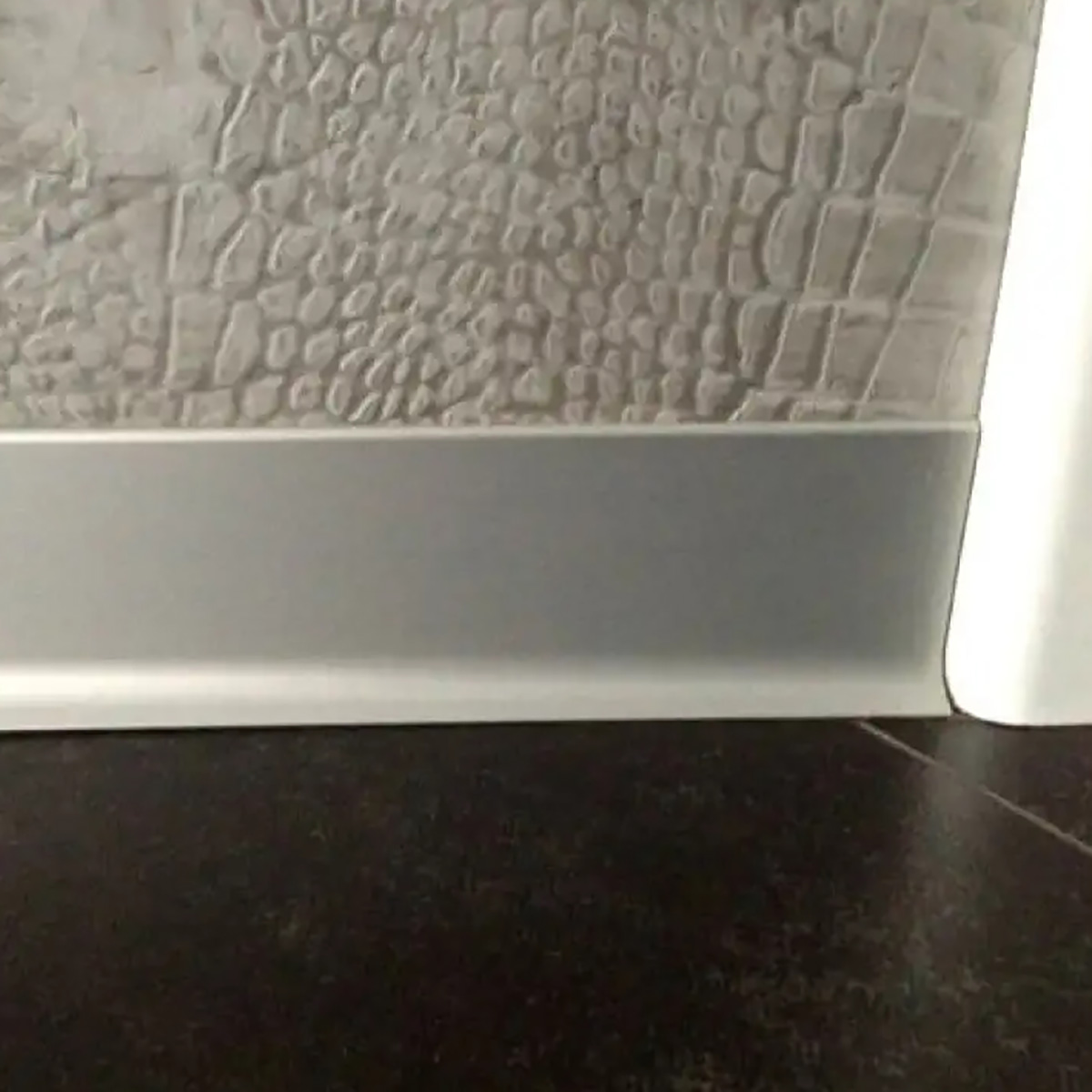 Алюминиевый плинтус DEAL 3/40  Срібний