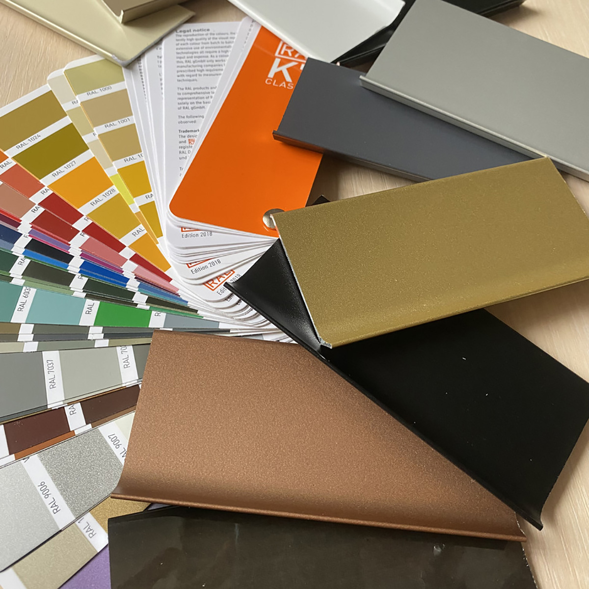 Алюминиевый плинтус DEAL 3/80 