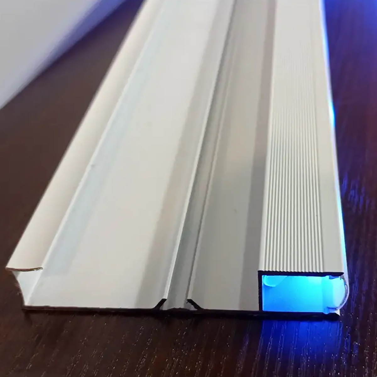 Алюмінієвий плінтус DEAL 80/15 LED  DEAL 80/15 LED