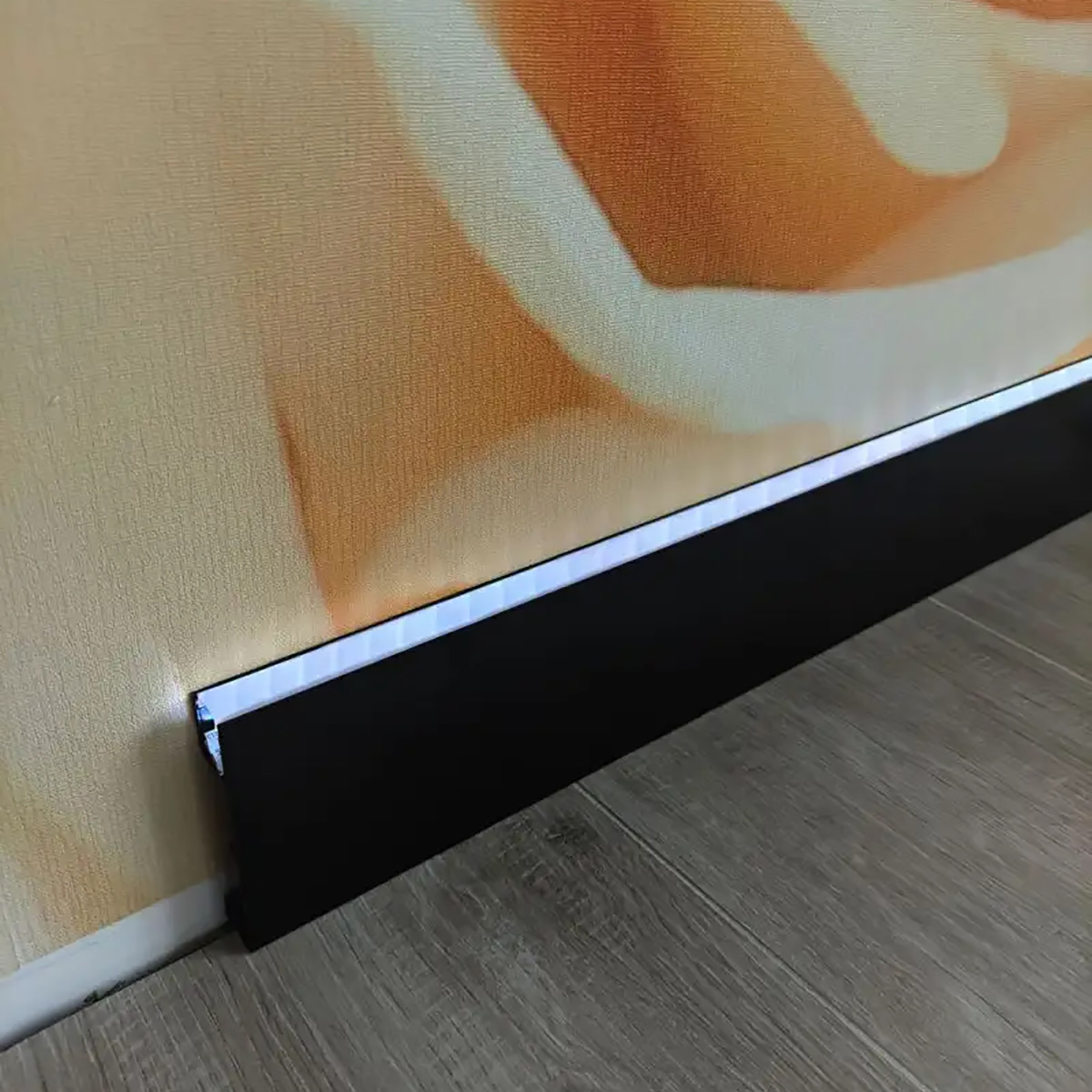 Алюминиевый плинтус DEAL 80/15 LED  DEAL 80/15 LED Чорний