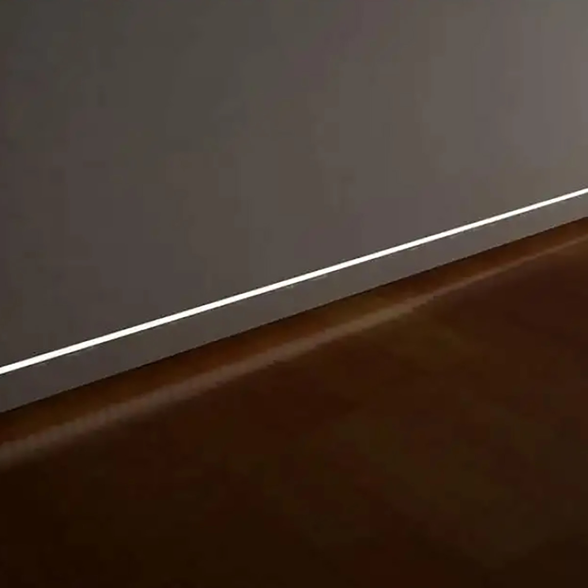 Алюмінієвий плінтус DEAL 80/15 LED  DEAL 80/15 LED Інтерʼєр