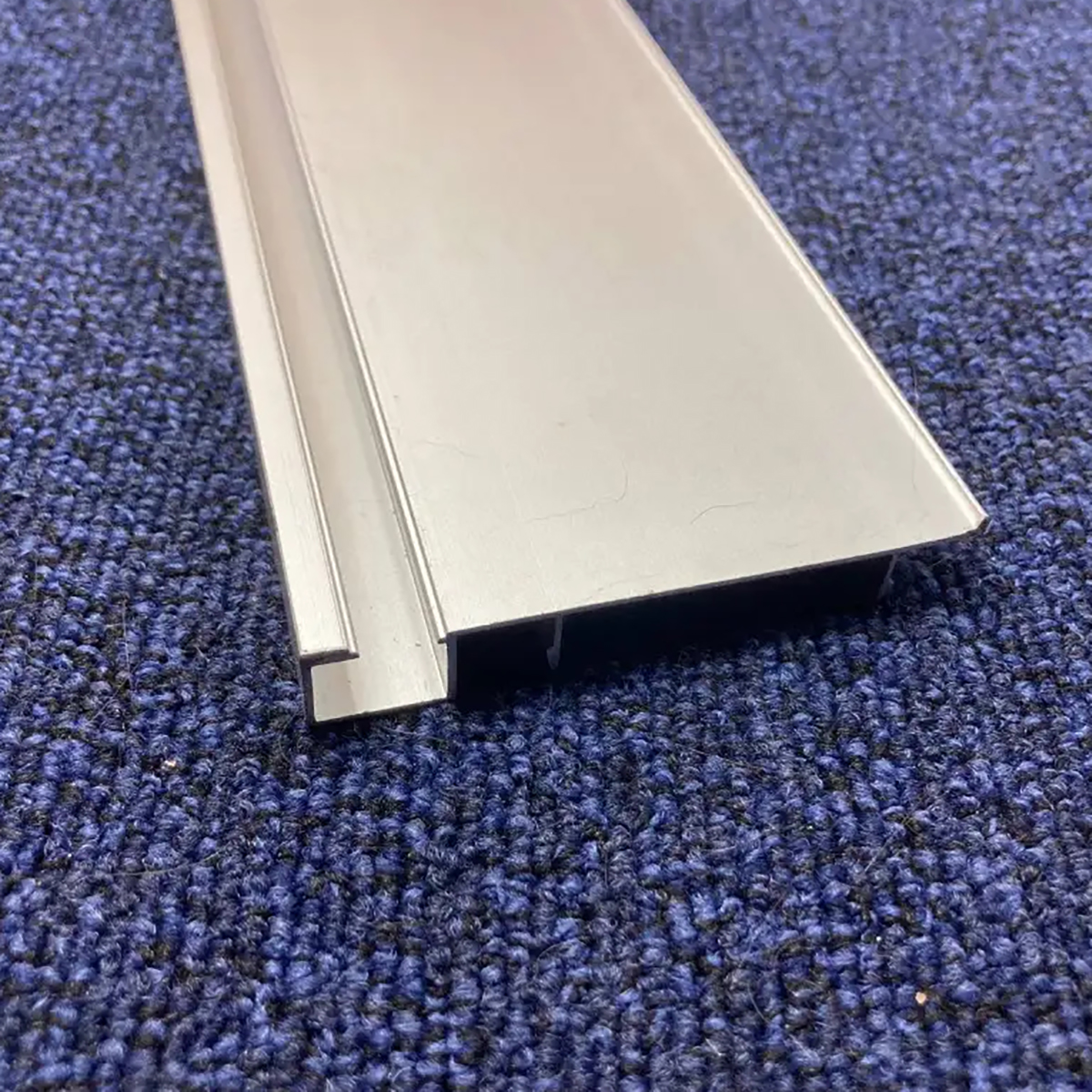 Накладной LED плинтус DEAL 4/78 LED DEAL 4/78 Срібний