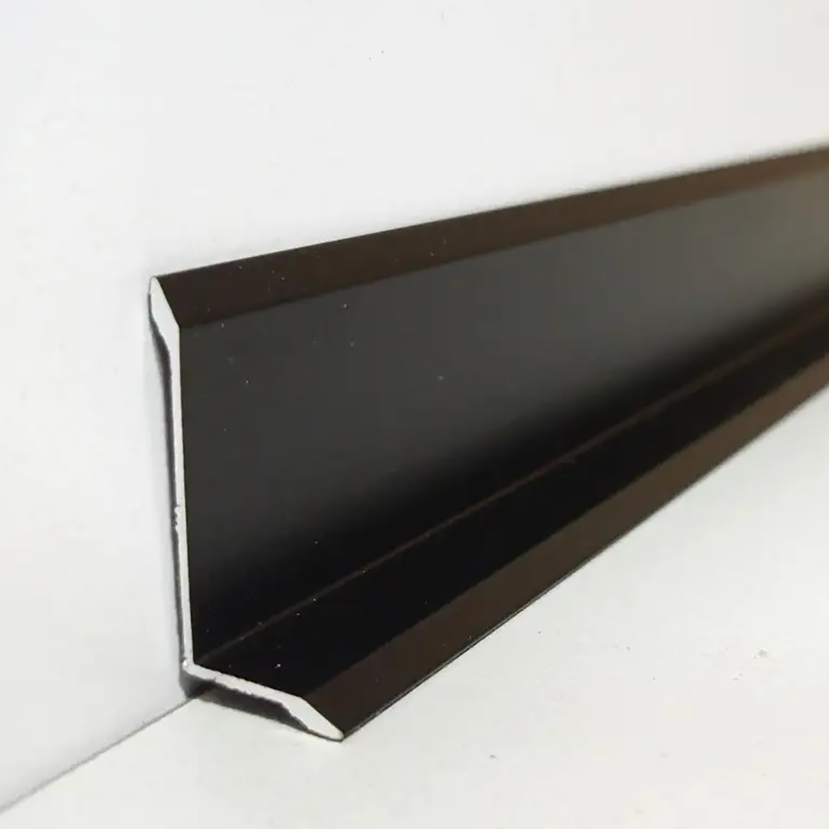 Накладной L-образный плинтус DEAL 6/25