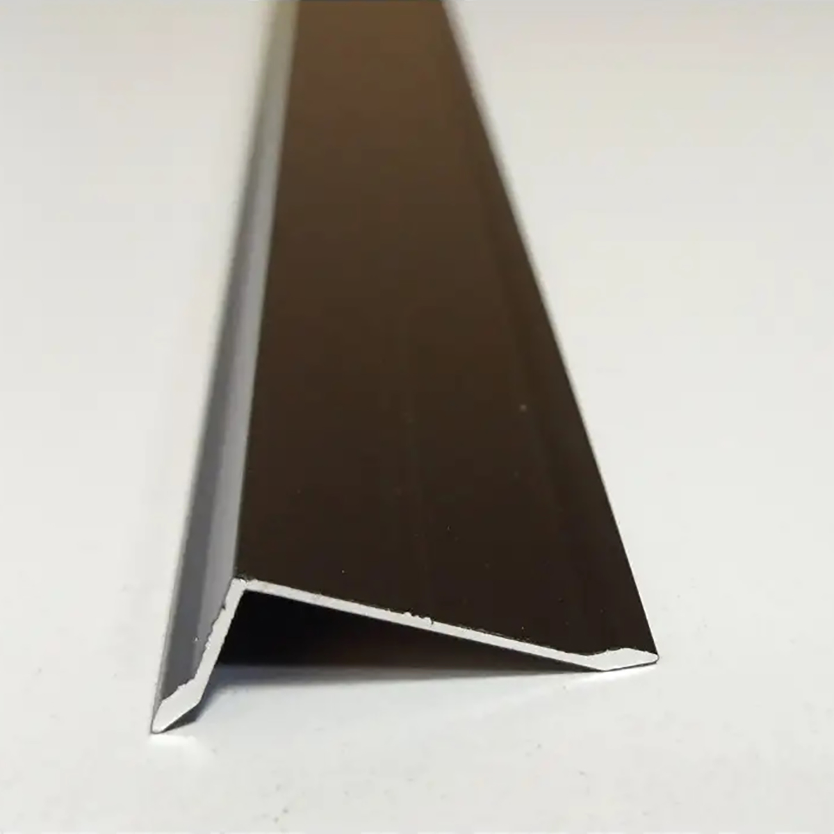 Накладной L-образный плинтус DEAL 6/25 DEAL 6 Чорний