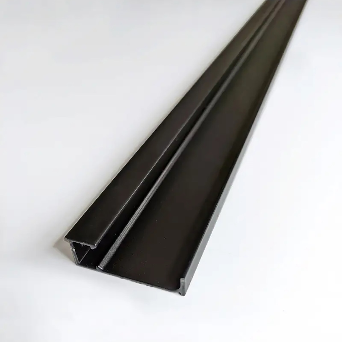 Алюминиевый плинтус DEAL 5/40 LED Чорний