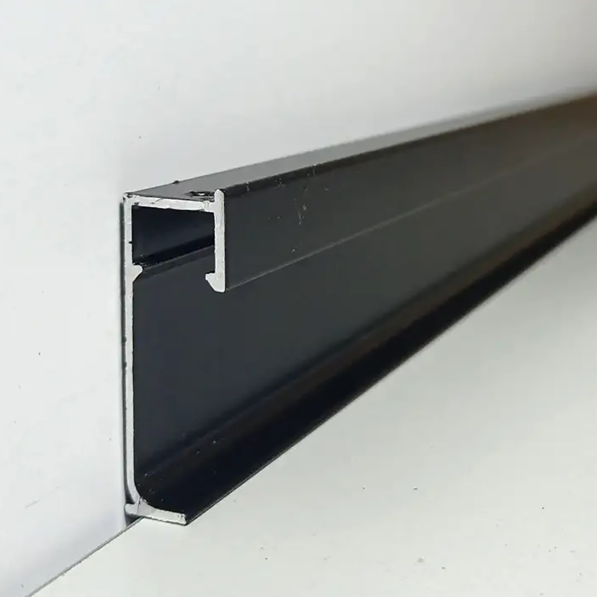 Алюминиевый плинтус DEAL 5/40 LED Чорний