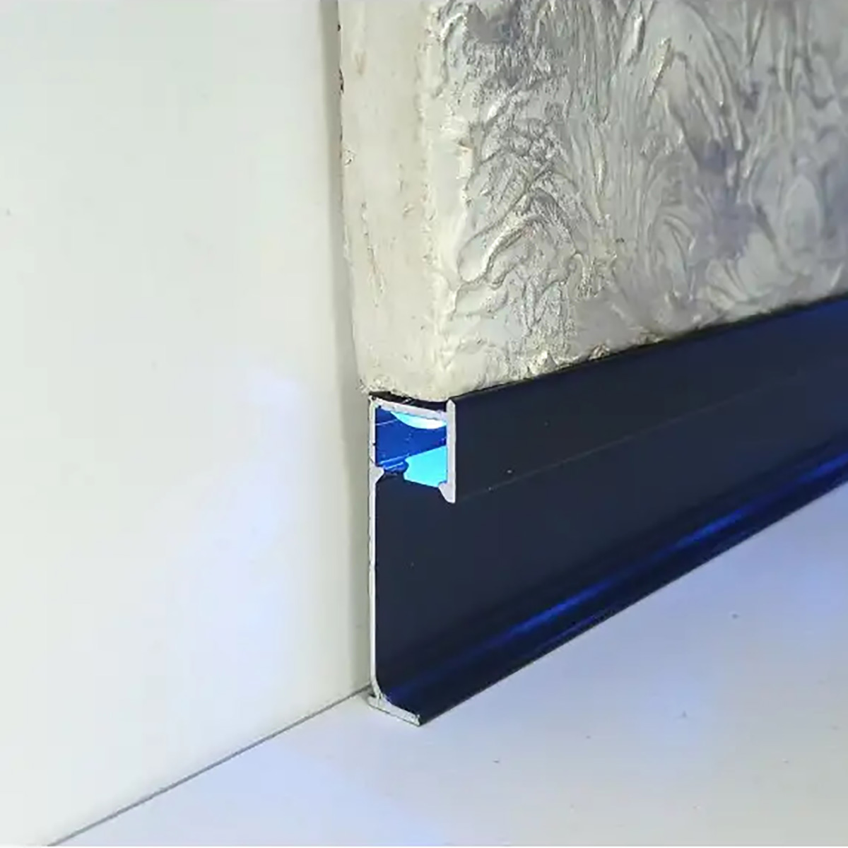 Алюминиевый плинтус DEAL 5/40 LED Чорний