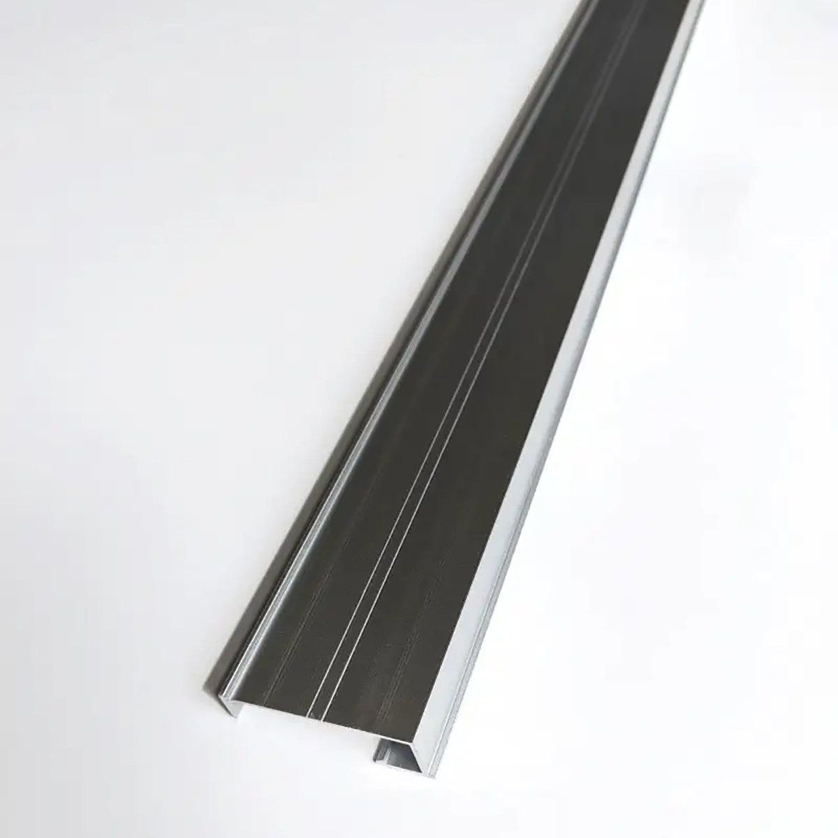 Алюминиевый плинтус DEAL 5/40 LED Срібний