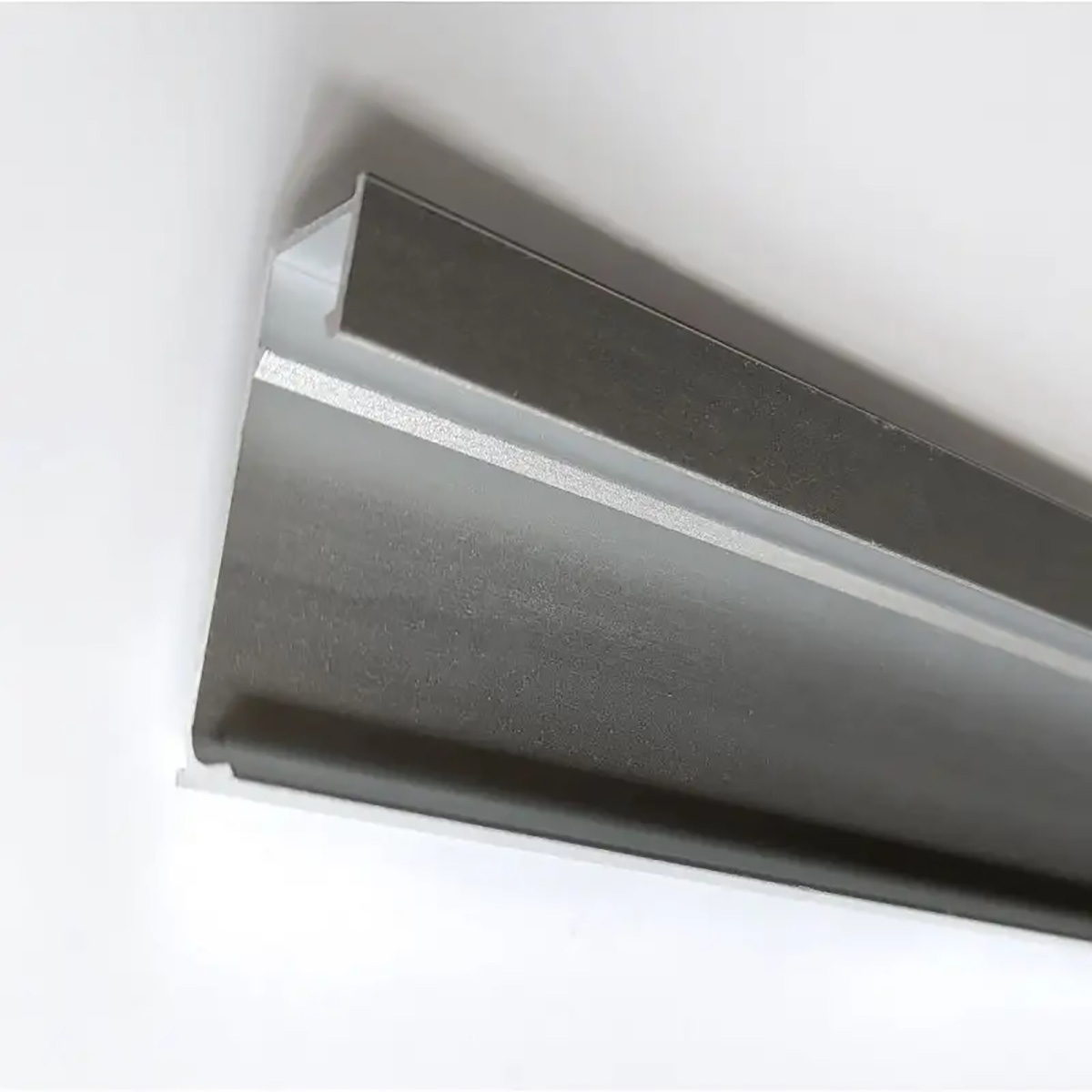 Алюминиевый плинтус DEAL 5/40 LED Срібний