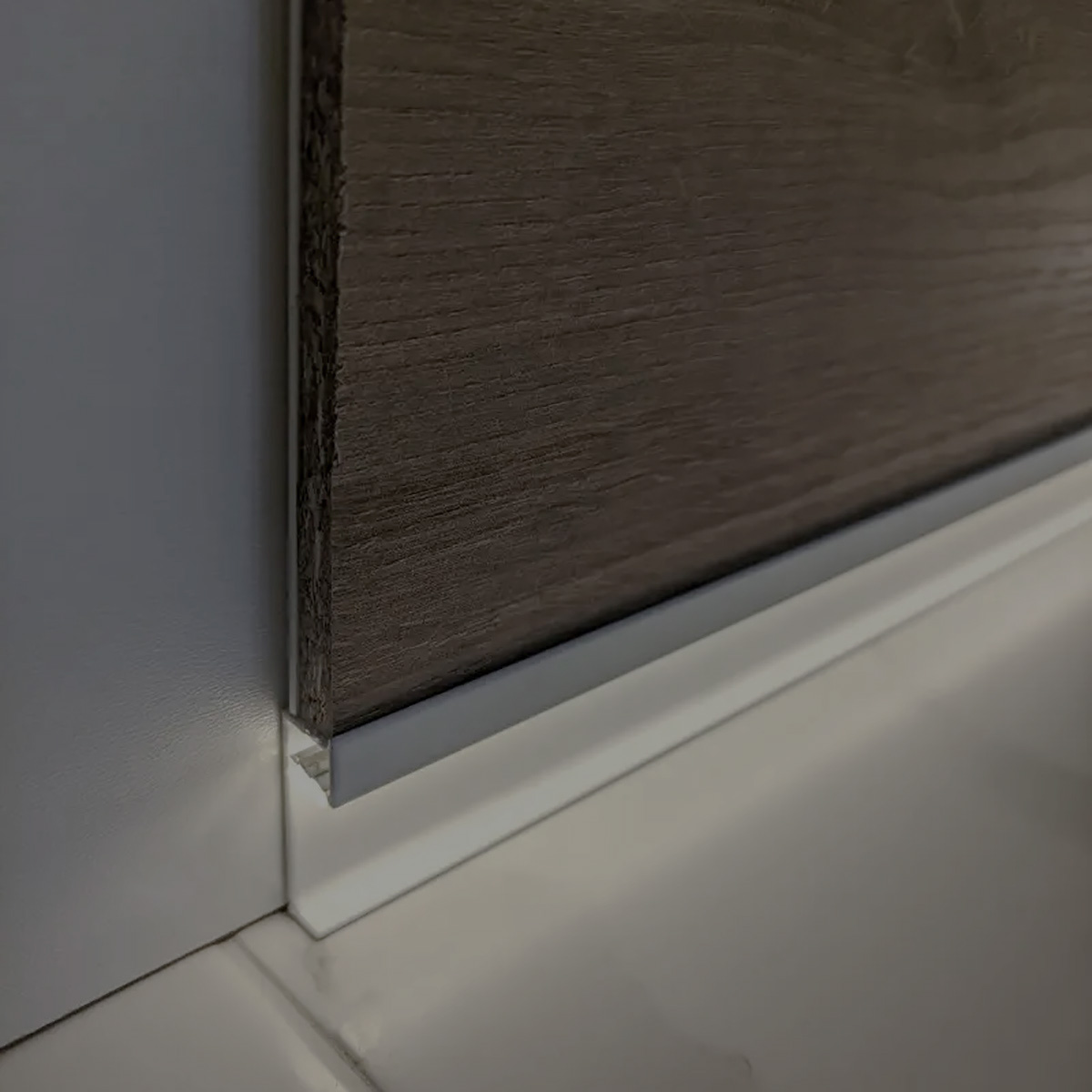 Алюминиевый плинтус DEAL 5/80 LED 