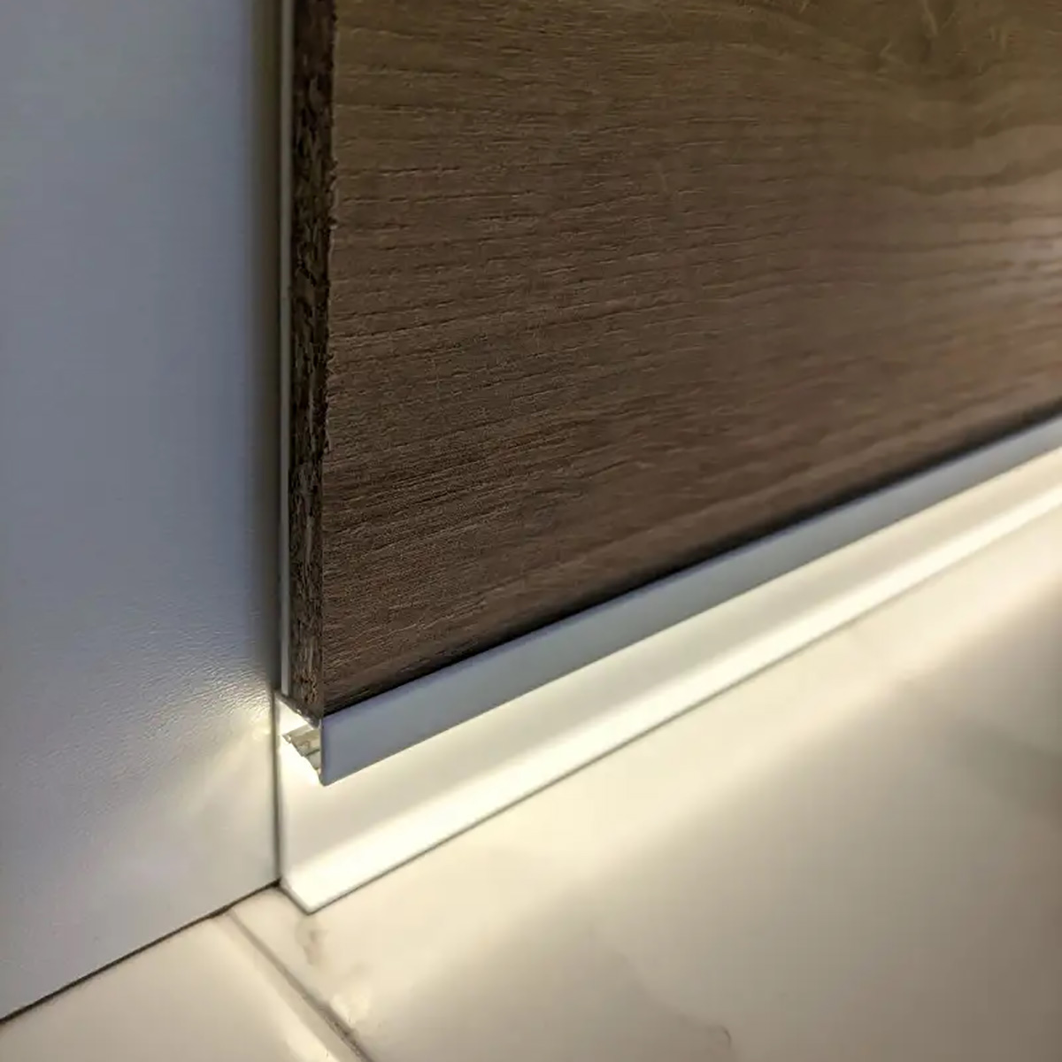 Алюминиевый плинтус DEAL 5/80 LED