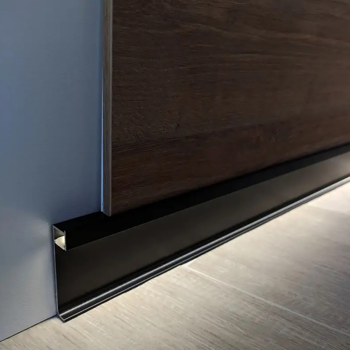 Алюминиевый плинтус DEAL 5/80 LED 