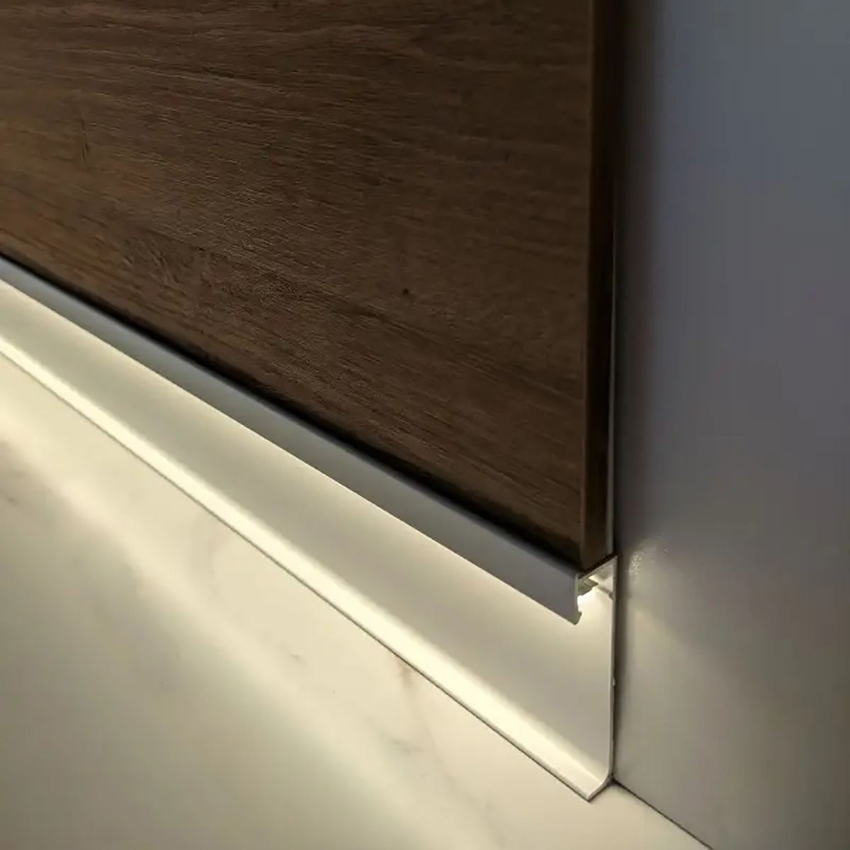 Алюминиевый плинтус DEAL 5/40 LED Білий