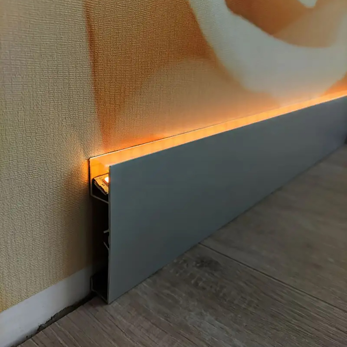 Алюминиевый плинтус DEAL 80/15 LED  DEAL 80/15 LED Срібний